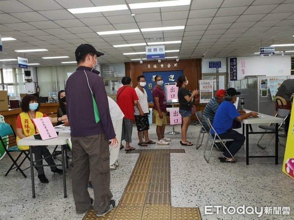 ▲紓困申請彰化排隊人潮。（圖／記者唐詠絮攝）