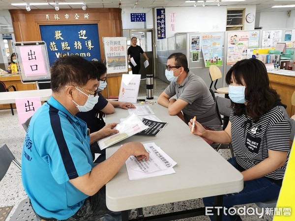 ▲紓困申請彰化排隊人潮。（圖／記者唐詠絮攝）