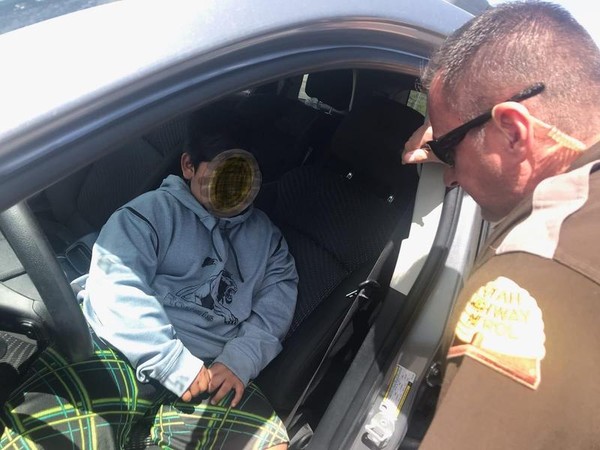 5歲男童開休旅車被公路警察攔下，稱要去加州買藍寶堅尼跑車。（翻攝自猶他公路警察推特）