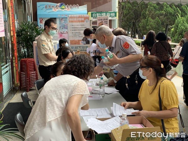 ▲桃園區公所6日湧進大批市民申辦萬元紓困補助。（圖／記者沈繼昌攝）