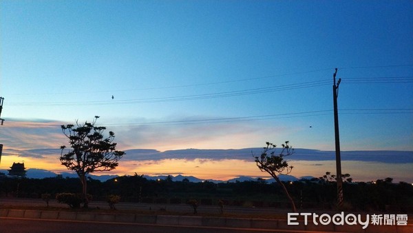 ▲台南市南區天空清晨出現「金光雲」般奇景，吸引民眾駐足欣賞，並拍攝奇景。（圖／記者林悅翻攝）