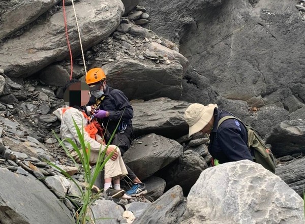 ▲▼     六龜警分局搜救登山客        。（圖／六龜分局提供）