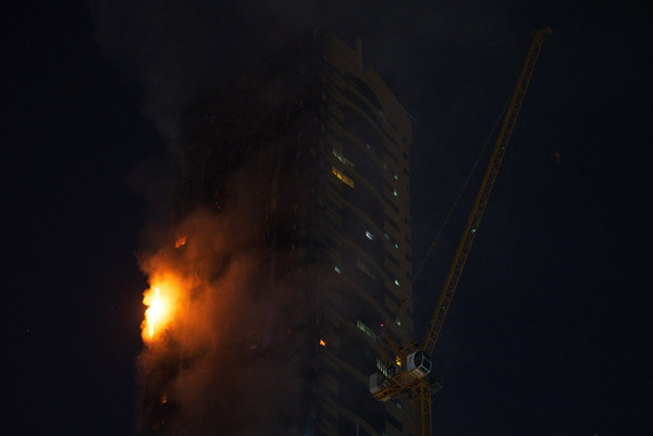 ▲▼阿拉伯聯合大公國沙迦（Sharjah）一棟51層樓高的大樓發生大火。（圖／達志影像／美聯社）