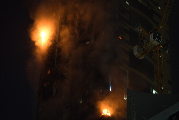 ▲▼阿拉伯聯合大公國沙迦（Sharjah）一棟51層樓高的大樓發生大火。（圖／達志影像／美聯社）