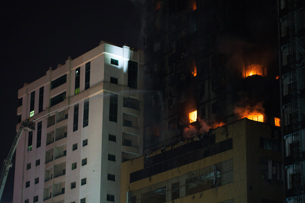 ▲阿拉伯聯合大公國沙迦（Sharjah）一棟51層樓高的大樓發生大火。（圖／達志影像／美聯社）