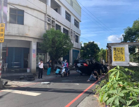 ▲▼       孔鳳路車禍翻車      。（圖／小港分局提供）