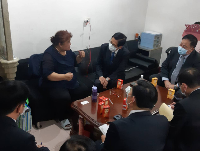 ▲▼嚴德發慰問家屬。（圖／軍聞社提供）