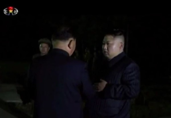 ▲金正恩過去曾被拍到疑似跟替身說話 。（圖／翻攝自朝鮮中央電視台）