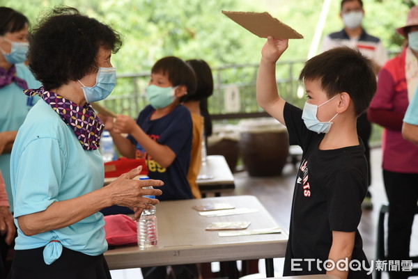 ▲▼南投縣家庭教育中心邀祖孫組隊，在微熱山丘村民市集，舉辦溫馨五月情、祖孫共學樂」活動。（圖／南投縣政提供，下同）