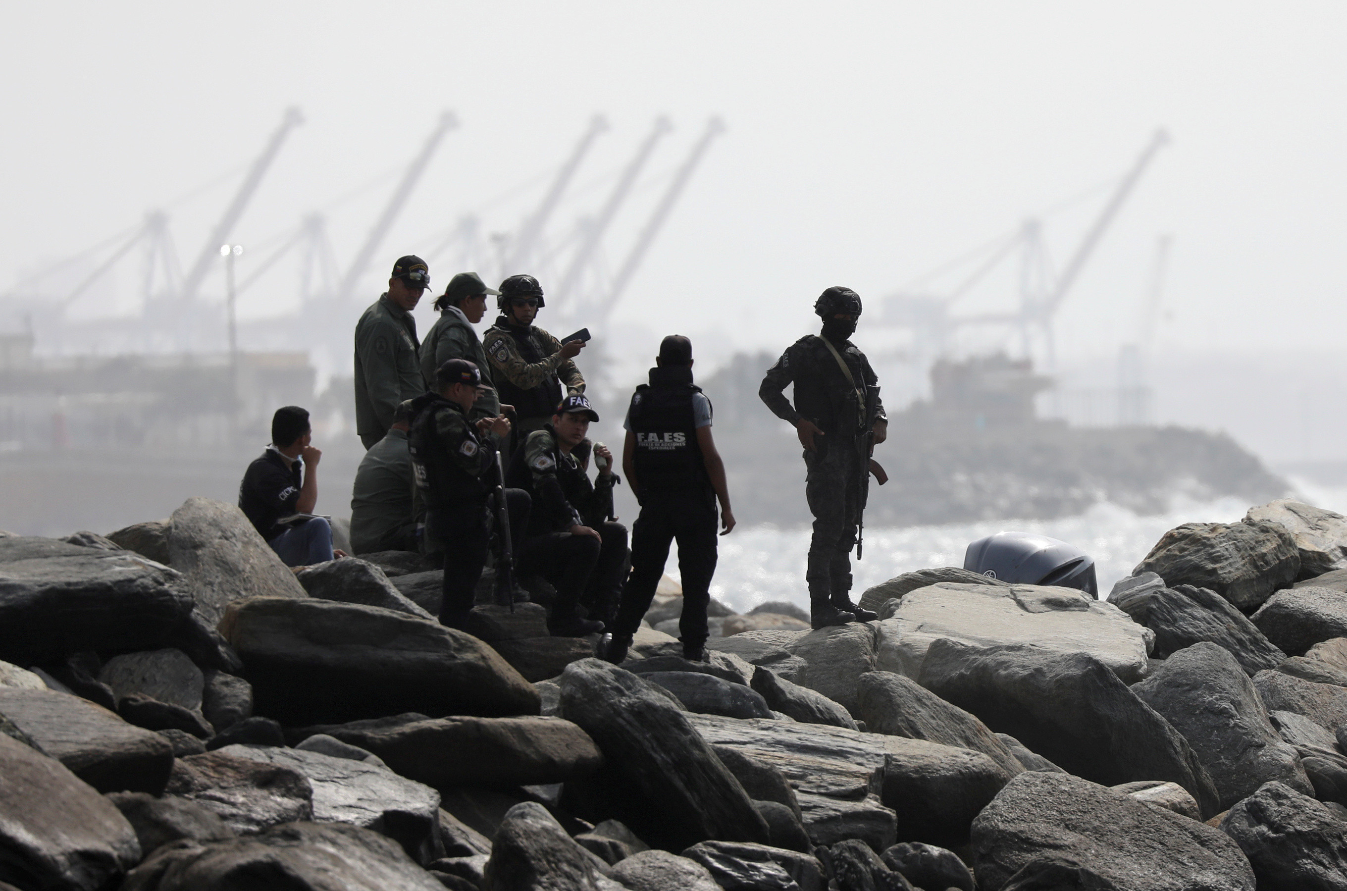 ▲▼委內瑞拉政府軍特別部隊3日在馬庫托海岸，擋下武裝組織的攻勢，並在逮捕的人中發現2名美國雇傭兵。（圖／路透）