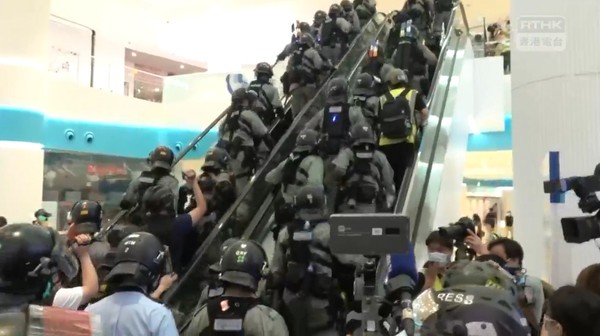 ▲香港示威者進行反送中活動，警察衝入。（圖／翻攝自RTHK）