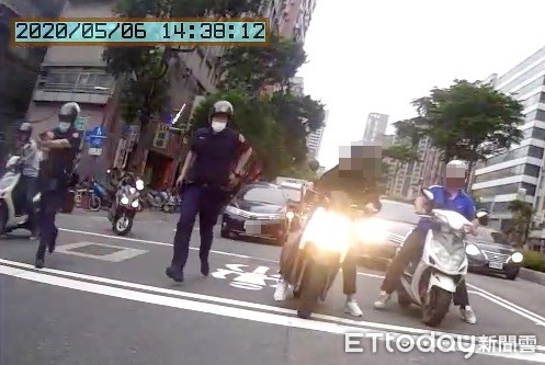 ▲▼警員圍捕通緝犯，朝車輛開2槍，馬路上機車騎士紛紛回頭觀看，循線逮捕張姓、徐姓2嫌             。（圖／記者陳以昇翻攝）