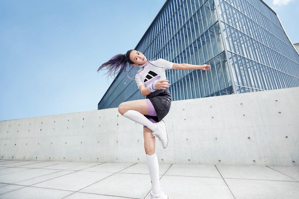 ▲女神張鈞甯穿上adidas全新夏日城市逆襲系列服飾，號召城市型女一同引爆紫色夏日。（圖／品牌提供）