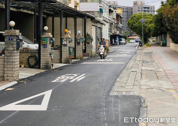 ▲頭份市德義路15巷，路面上有多達18個慢字，民眾擔心騎乘機車、腳踏車的人，會因此打滑跌倒。（圖／翻攝自Facebook／曾玟學臉書）