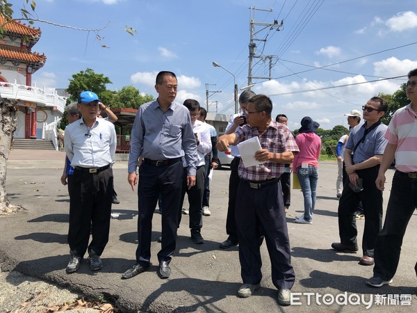 ▲立法委員林文瑞、農委會農水處處長謝勝信、斗六市長林聖爵，今日上午會勘斗六市有關農田水利設施更新改善部分，為農民爭取經費約3000萬。（圖／記者蔡佩旻攝）