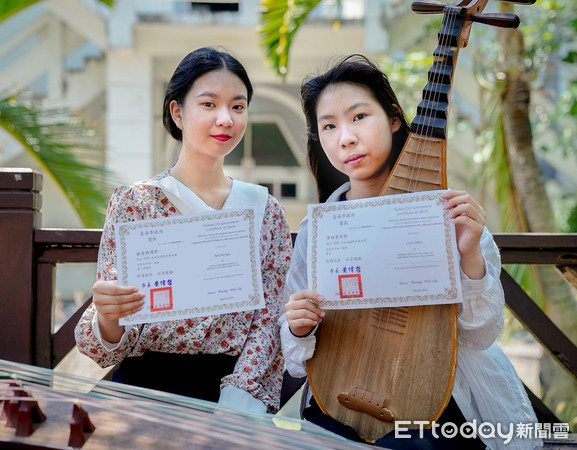 ▲中華醫大學生孫杏祺（左）、李翊菁（右）榮獲2020年大台南國際音樂大賽古箏演奏第1名、琵琶演奏優等，校長曾信超對學生在音樂比賽表現優異讚揚為校爭光。（圖／記者林悅翻攝，下同）