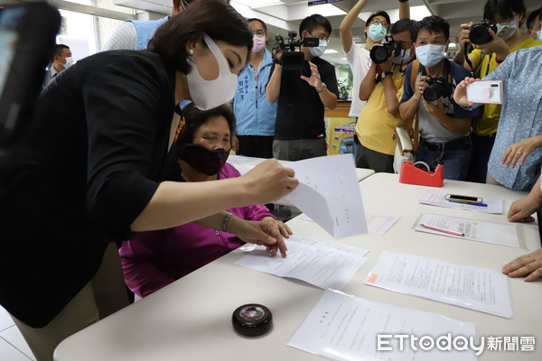 ▲張麗善7日上午到大埤鄉公所關心民眾申辦狀況，並建議中央在排富情況下，全面現金發放每人一萬元，不僅能照顧全民，也讓人民有感避免「紓困之亂」。（圖／記者蔡佩旻攝）