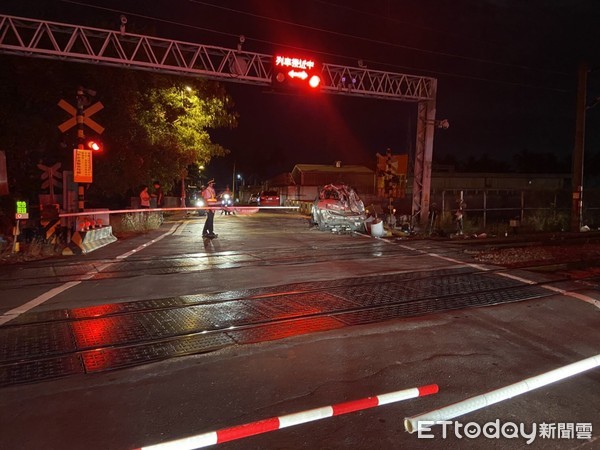 ▲▼岡山車站=橋頭車站間發生平交道火車與自小客車事故。（圖／記者許宥孺翻攝）