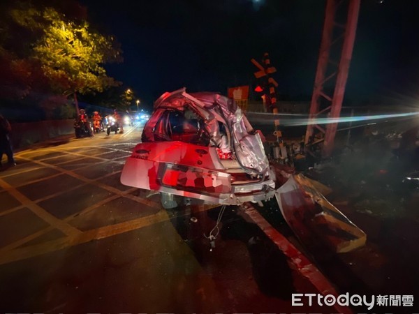 ▲▼岡山車站=橋頭車站間發生平交道火車與自小客車事故。（圖／記者許宥孺翻攝）