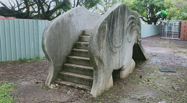 ▲受到法規限制，存在至少50年以上的大象溜滑梯將逐漸被拆除。（圖／徐玉樹提供）