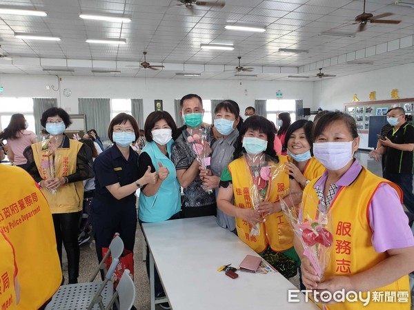 ▲台南市警佳里分局長斯儀仙，以台南市盛產最吉祥花卉之火鶴花，致贈每位員警、志工、義警、民防、協勤民力等人員，獻給偉大的母親。（圖／記者林悅翻攝，下同）