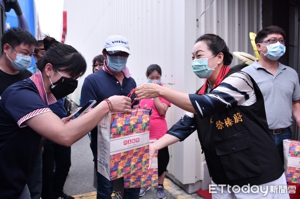 ▲▼來自全台各地25輛未載旅客的遊覽車，抵達花蓮阿美小米文化館。（圖／花蓮縣政府提供，下同）