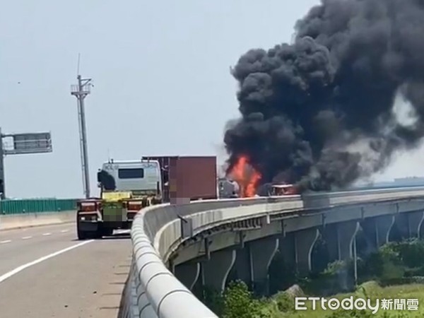 ▲西濱快速道路事故，油罐車起火燃燒。（圖／記者唐詠絮翻攝）