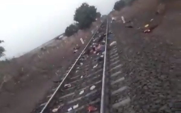 ▲▼ 印度中部8日凌晨發生列車撞死人的事故。（圖／翻攝自推特）