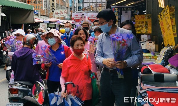 ▲國民黨副秘書長、台南市黨部主委謝龍介議員，一早率市議員、南區新昌里長候選人郭雪貞等，前往兵仔市場向婆婆媽媽們獻上康乃馨祝福。（圖／記者林悅翻攝，下同）