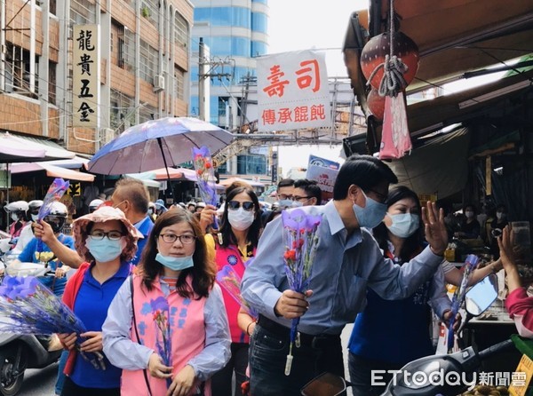 ▲國民黨副秘書長、台南市黨部主委謝龍介議員，一早率市議員、南區新昌里長候選人郭雪貞等，前往兵仔市場向婆婆媽媽們獻上康乃馨祝福。（圖／記者林悅翻攝，下同）