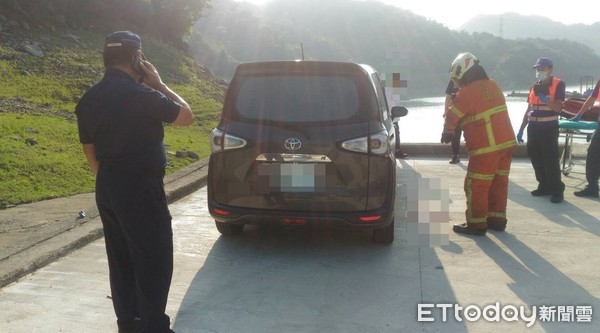 ▲大溪警分局9日清晨在石門水庫溪碼頭勘查陳屍轎車內的徐姓男子死因。（圖／記者沈繼昌翻攝）