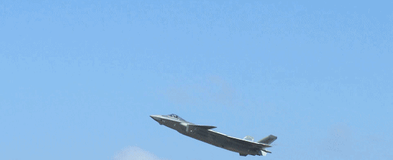 ▲殲-20於珠海航展上進行飛行表演。（圖／翻攝珠海發布官方微信）