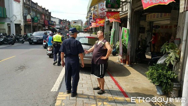 ▲台南市新化警分局針對轄區易違規停車路段新化老街、中正、中山、忠孝等路段，執行取締違規停車，讓民眾有感PO網讚揚。（圖／記者林悅翻攝，下同）