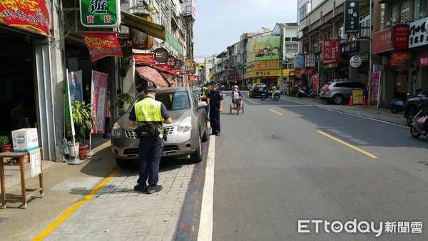 ▲台南市新化警分局針對轄區易違規停車路段新化老街、中正、中山、忠孝等路段，執行取締違規停車，讓民眾有感PO網讚揚。（圖／記者林悅翻攝，下同）