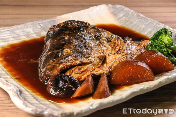 ▲別只吃生魚丼！小六食堂鮮魚料理更美味　滷鮭魚頭吃得到滿滿鮮味。（圖／記者黃士原攝）