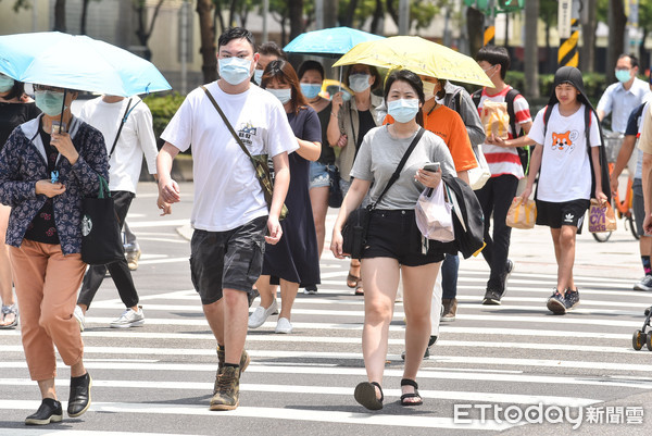 ▲▼熱浪,陽光,夏日,夏天,炎熱,天氣,高溫,中暑,烈日,防曬,遮陽,行人,路人,口罩,防疫。（圖／記者李毓康攝）