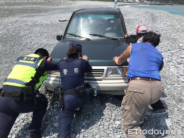 ▲▼ 釣友地形不熟車陷三仙台海灘，員警豔陽下推車解圍。（圖／台東縣警局提供，下同）