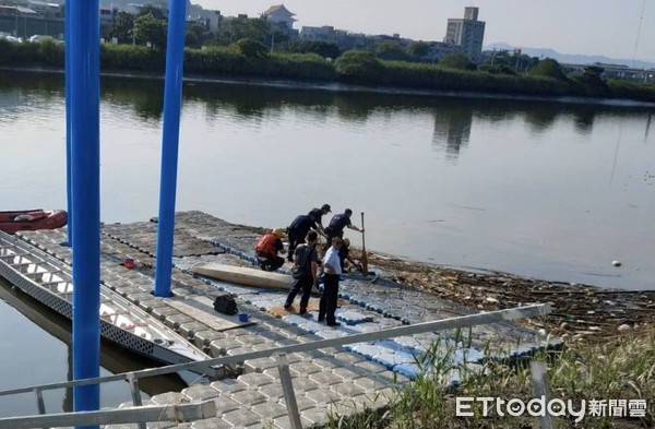 ▲▼北市9日發現2具浮屍，警方緊急將遺體打撈上岸，並釐清2人身份通知家屬。（圖／記者黃彥傑翻攝）