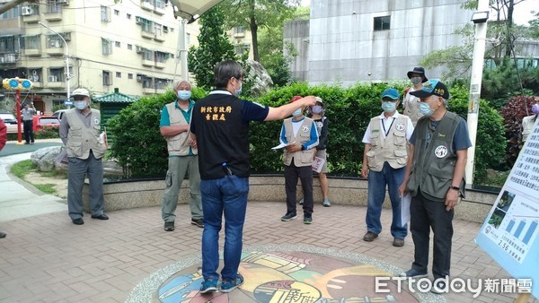 ▲ 公園兒童遊戲場阻絕防疫破口 新北志工隊加強巡檢宣導。（圖／新北市景觀處提供）