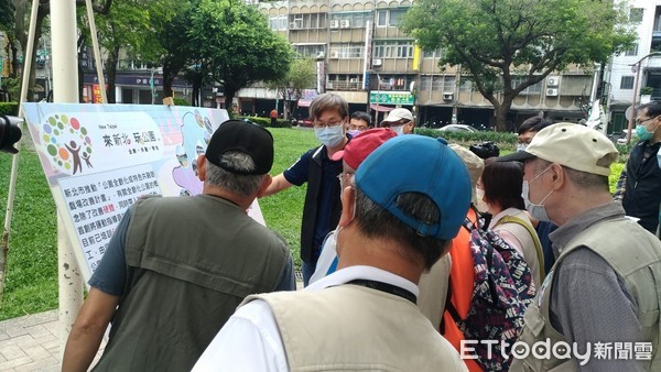 ▲ 公園兒童遊戲場阻絕防疫破口 新北志工隊加強巡檢宣導。（圖／新北市景觀處提供）