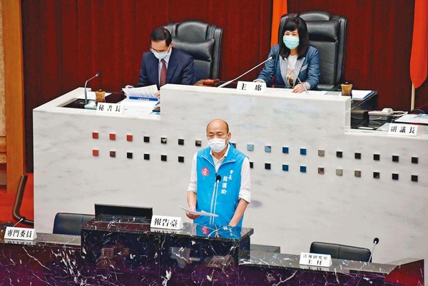 遭民進黨質疑逃避議會監督的韓國瑜，4日終於進到議事廳，針對疫情進行專案報告。（高市府提供）