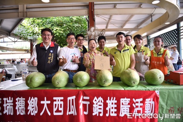 徐榛蔚台北希望廣場賣大西瓜現場買瓜抽花蓮住宿券 Ettoday地方新聞 Ettoday新聞雲