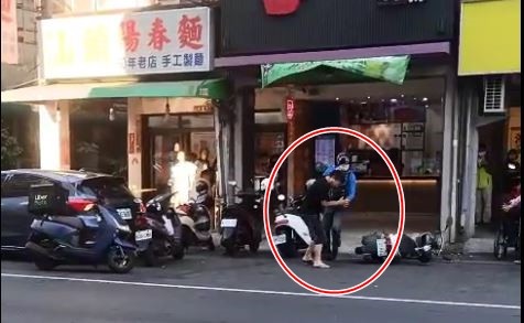 ▲高雄林森路發生移車糾紛，外送員與另一名機車騎士當街暴打。（圖／翻攝爆料公社）