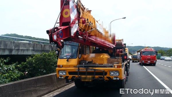 ▲▼大貨車疑變換車道追撞重型拖吊車，文姓貨車司機當場卡死在車內，強大撞擊力道讓駕駛座潰縮             。（圖／記者陳以昇翻攝）