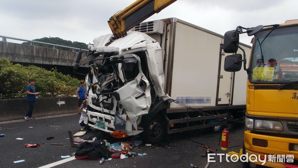 ▲▼大貨車疑變換車道追撞重型拖吊車，文姓貨車司機當場卡死在車內，強大撞擊力道讓駕駛座潰縮             。（圖／記者陳以昇翻攝）