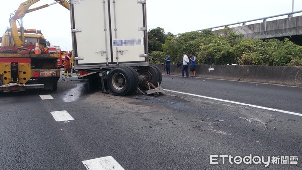 ▲▼大貨車疑變換車道追撞重型拖吊車，文姓貨車司機當場卡死在車內，強大撞擊力道讓駕駛座潰縮             。（圖／記者陳以昇翻攝）