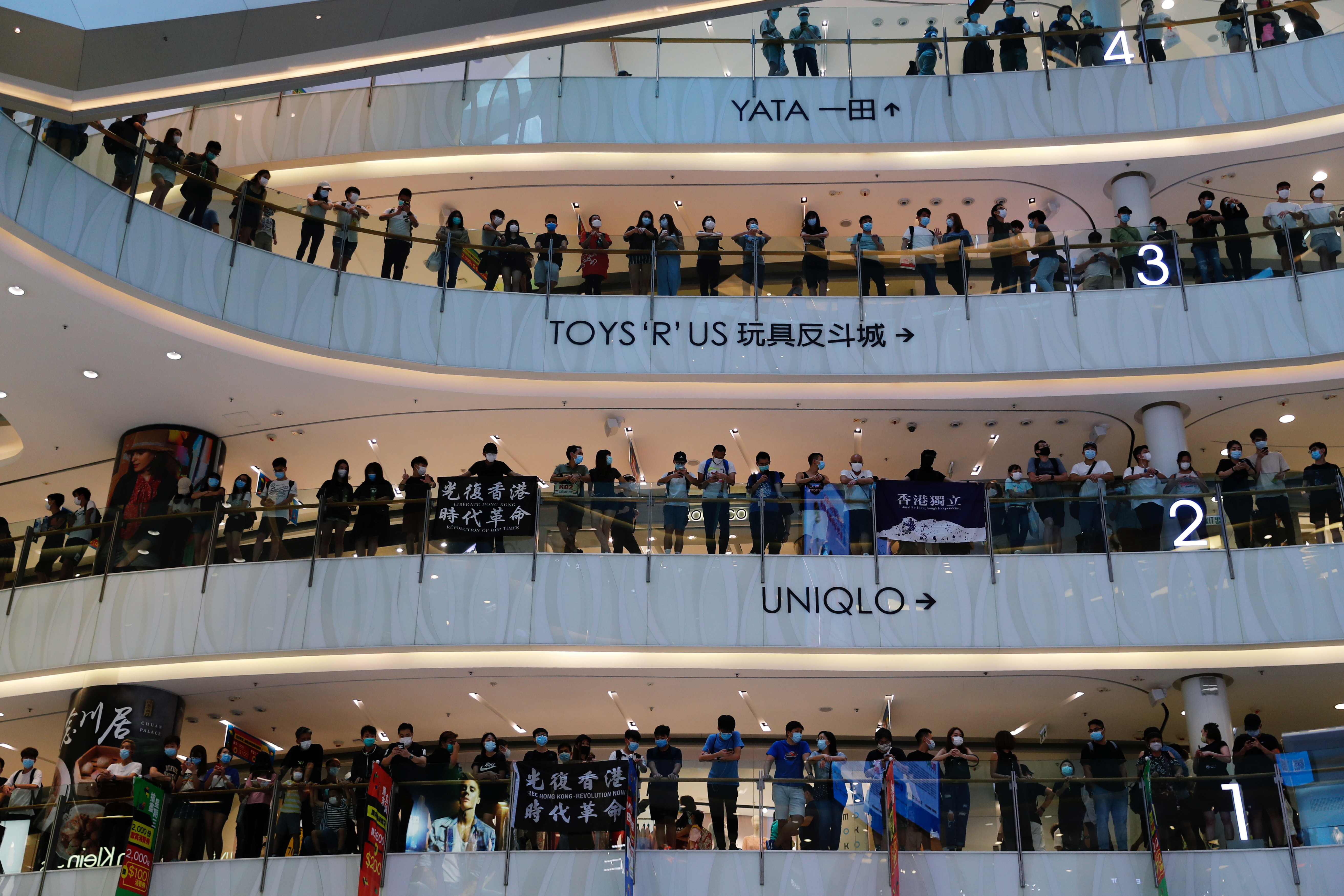 ▲▼香港示威者10日在多地商場發起「和你SING」、「母親節行街」。（圖／路透）