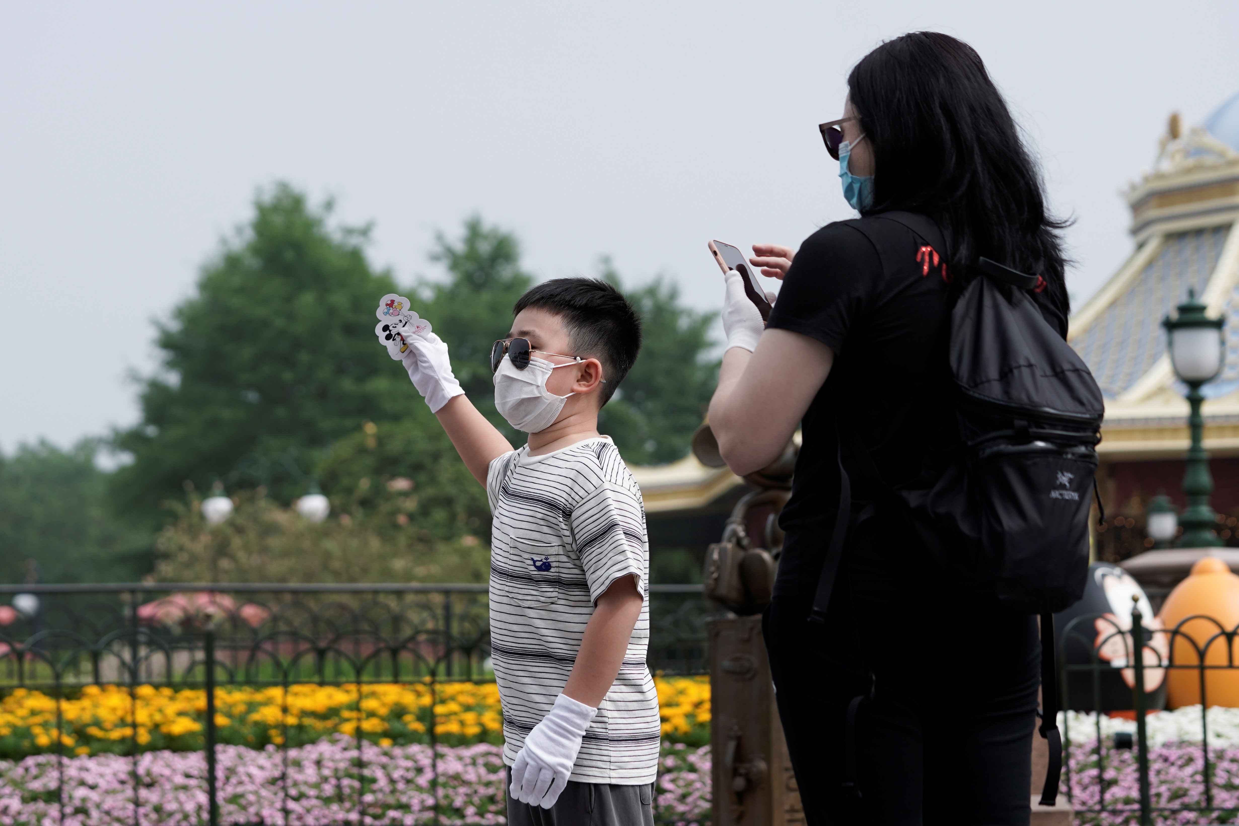 ▲▼全球第一家！上海迪士尼開園　遊客帶口罩玩「吉祥物只可遠觀」。（圖／路透社）