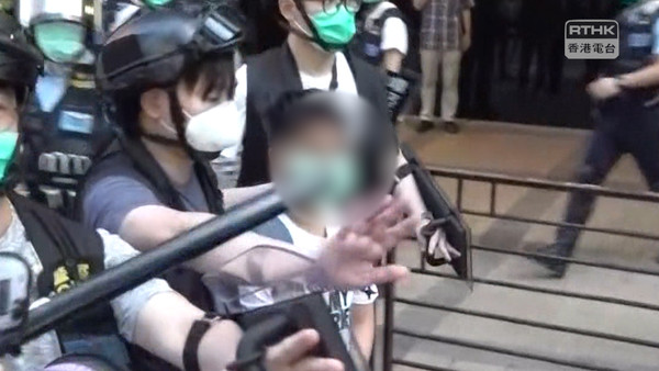 ▲13歲男學生被警方帶走。（圖／翻攝自香港電台視像新聞 RTHK VNEWS）