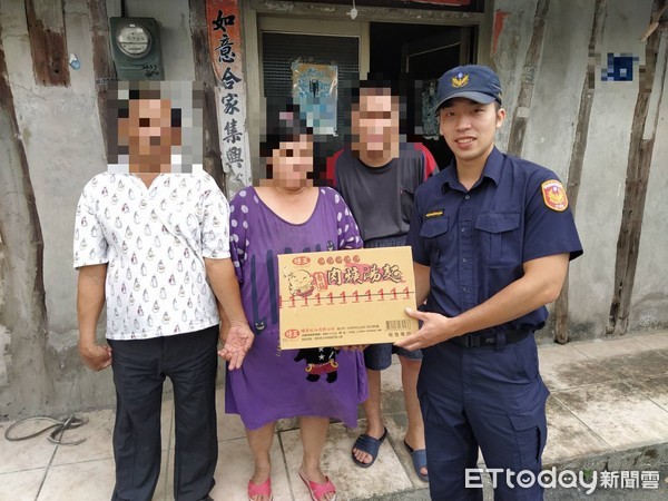 ▲屏東縣里港警分局泰山派出所警員楊杏杰、鍾岳宏             自掏腰包幫忙張姓婦人。（圖／記者陳崑福翻攝）